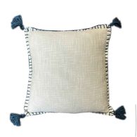 Cojín crudo con borlas azules 40x40cm