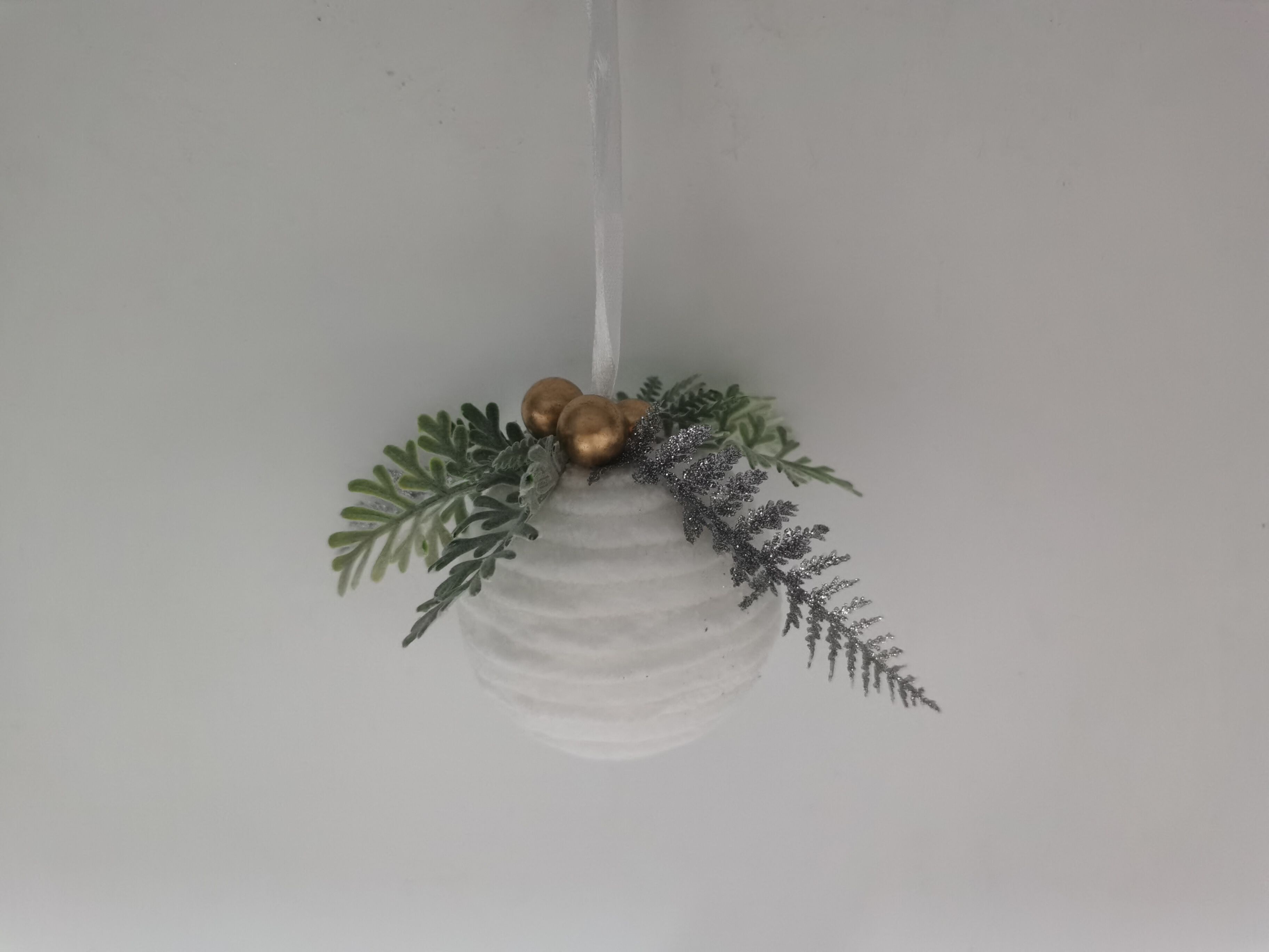 Bola branca com ramo e baga 7,5cm, , large
