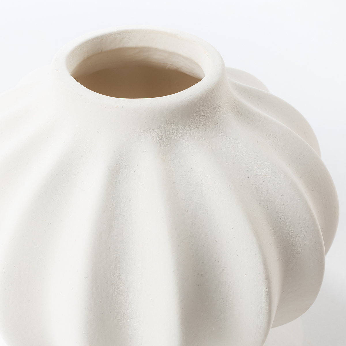 Jarr&oacute;n globo blanco de cer&aacute;mica 18cm