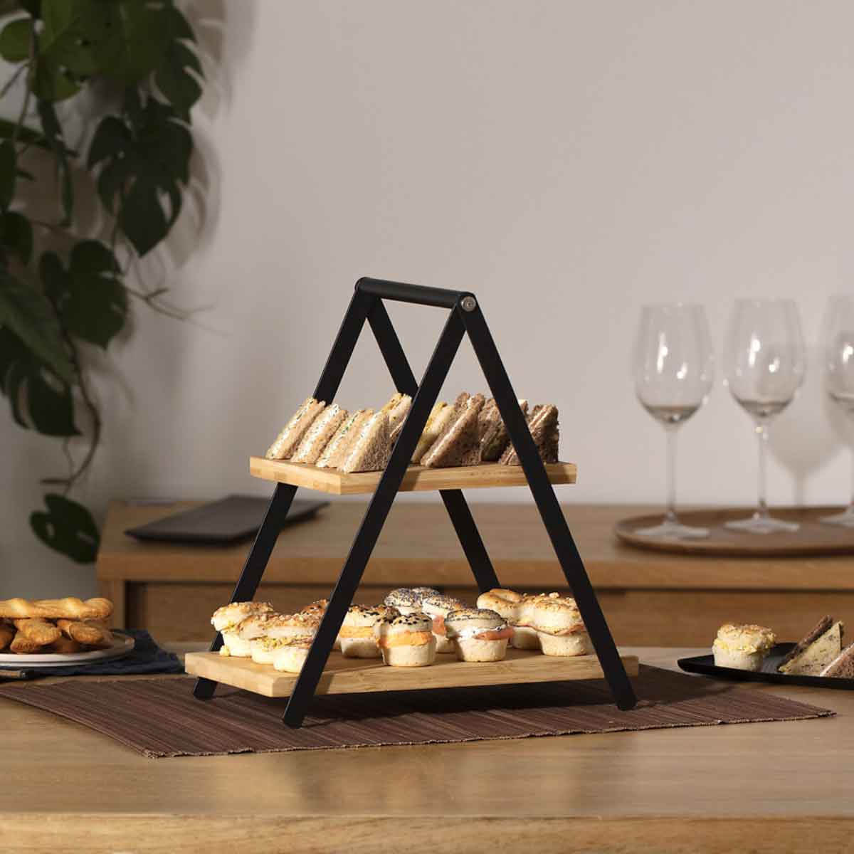 Bandeja para aperitivos de bamb&uacute; con 2 baldas