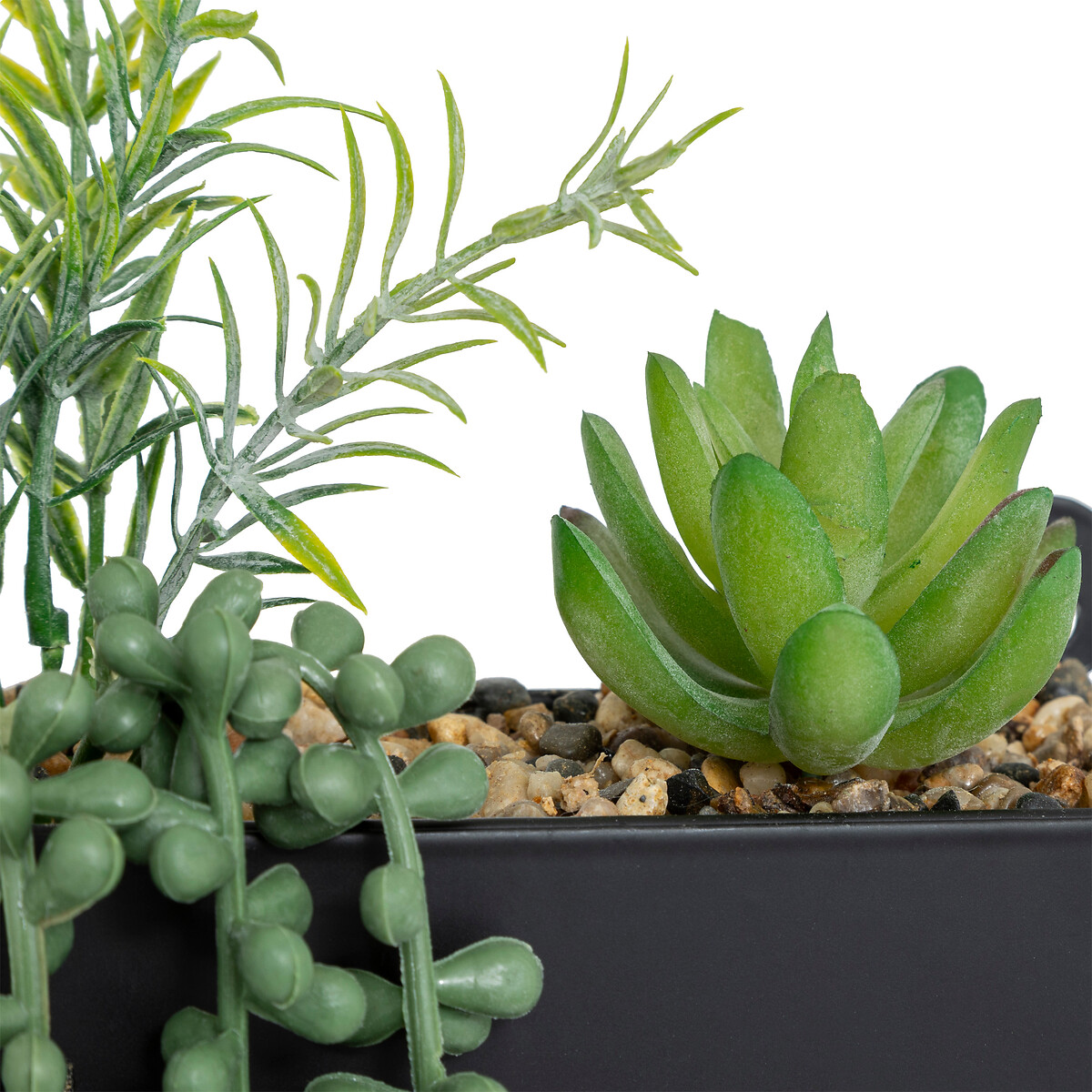 Maceta colgante de metal con plantas artificiales