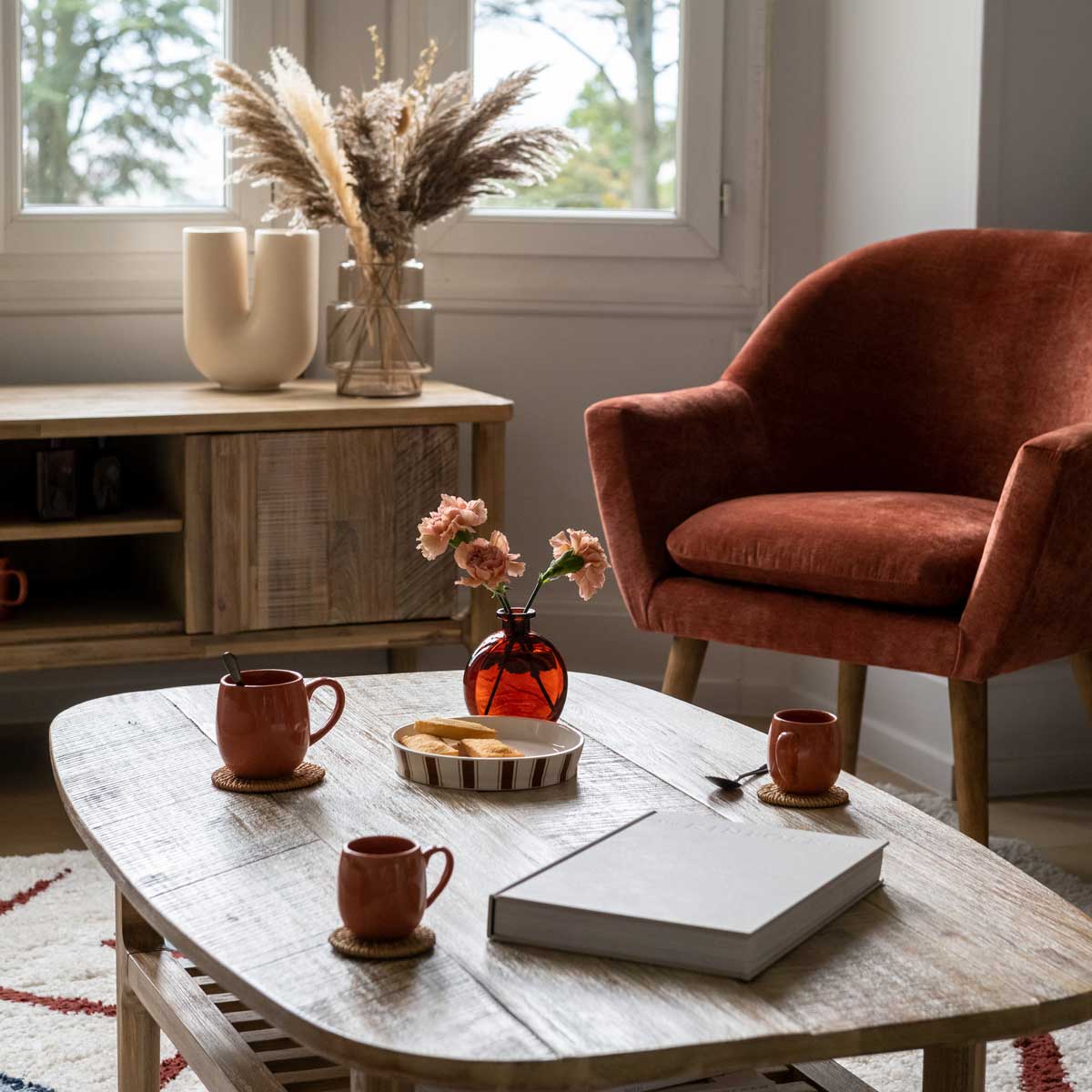 Butaca de tela ambar con patas de madera SINEL