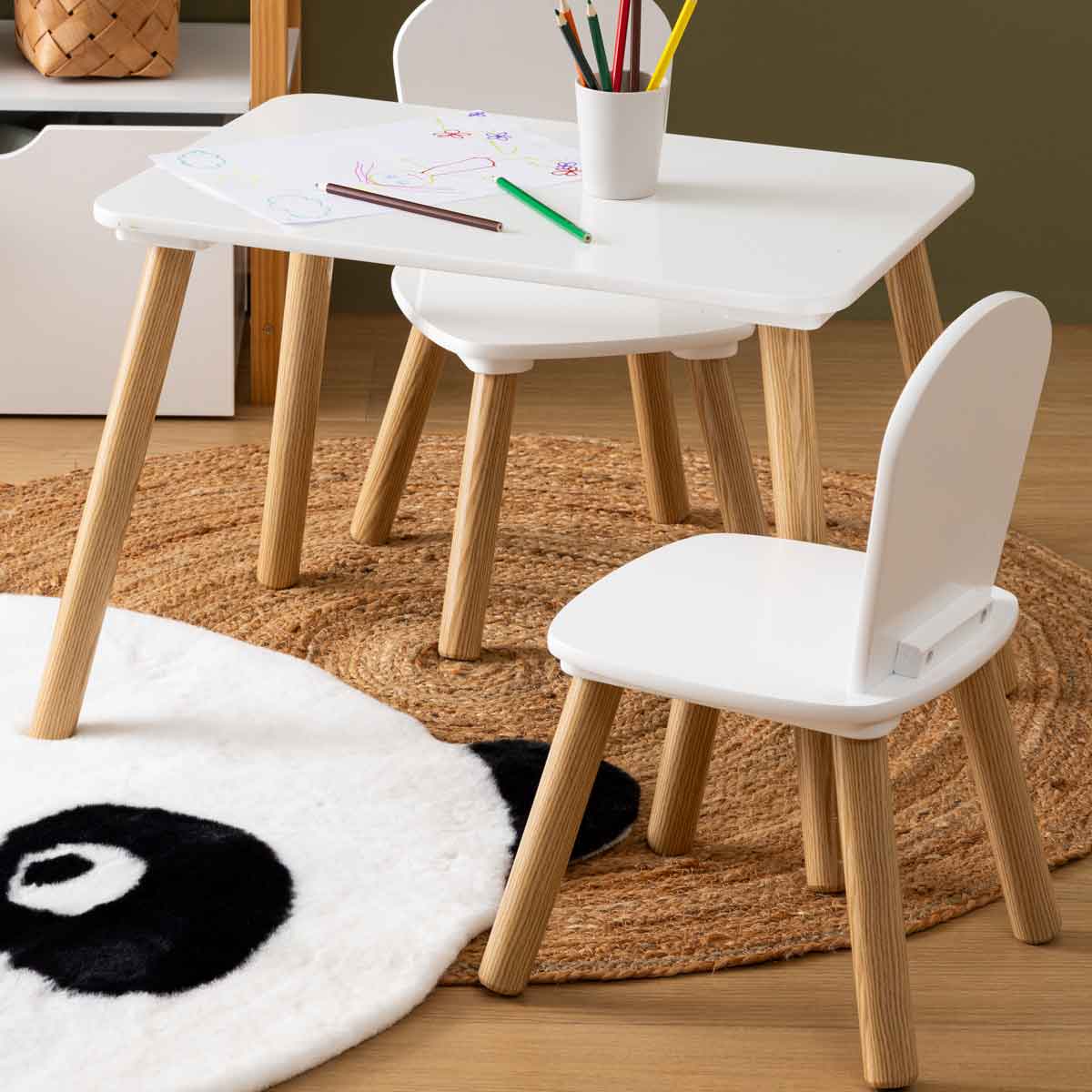 Mesa con 2 sillas blancas