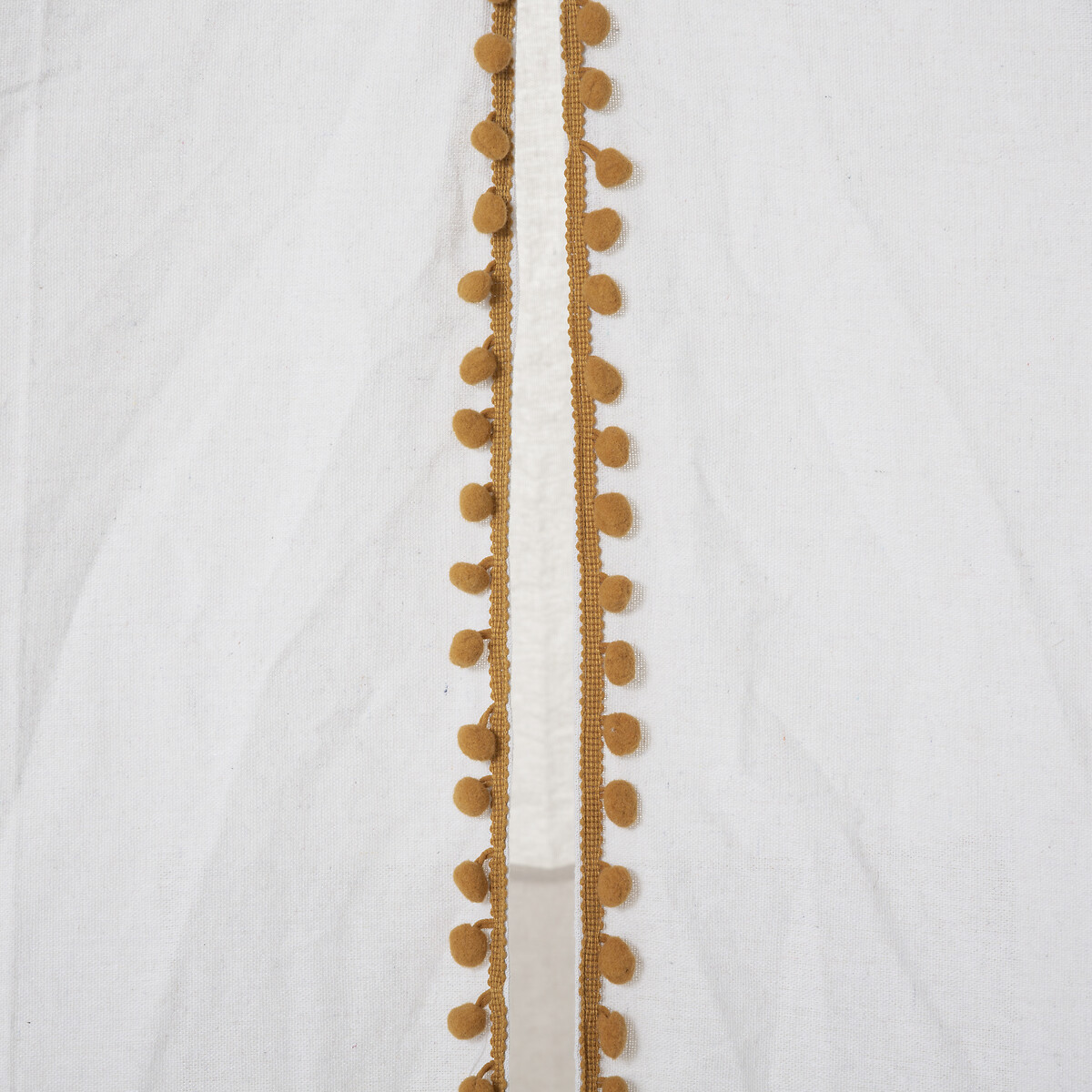 Tienda TIPI blanca con pompones