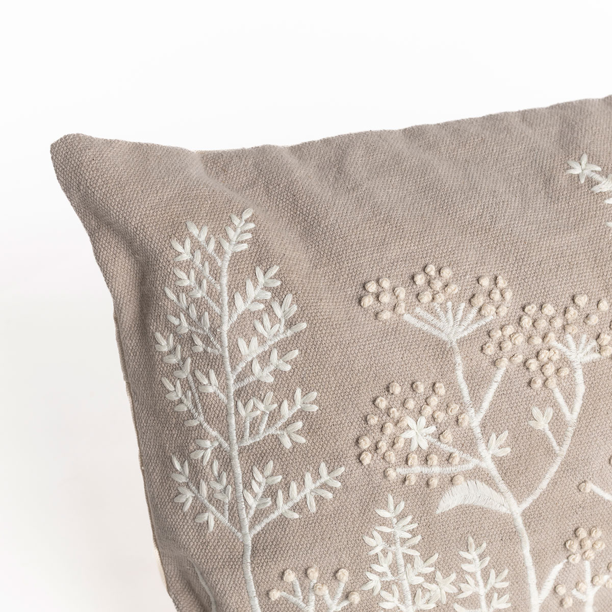 Almohada bordada DAISY gris con flores 30x50cm
