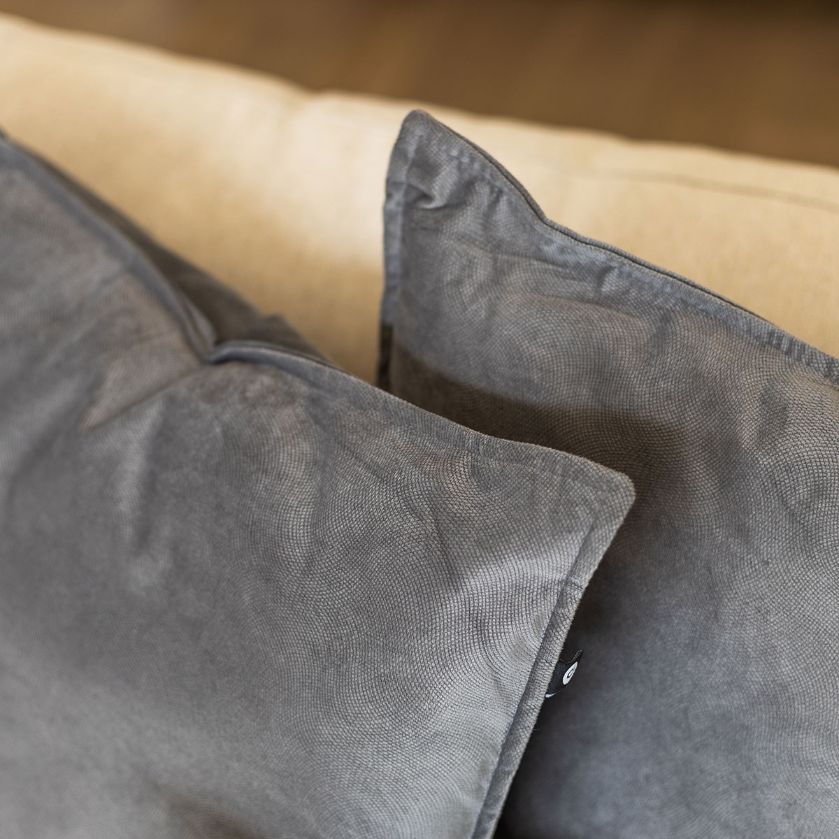 Cojín LILOU gris oscuro 55x55cm