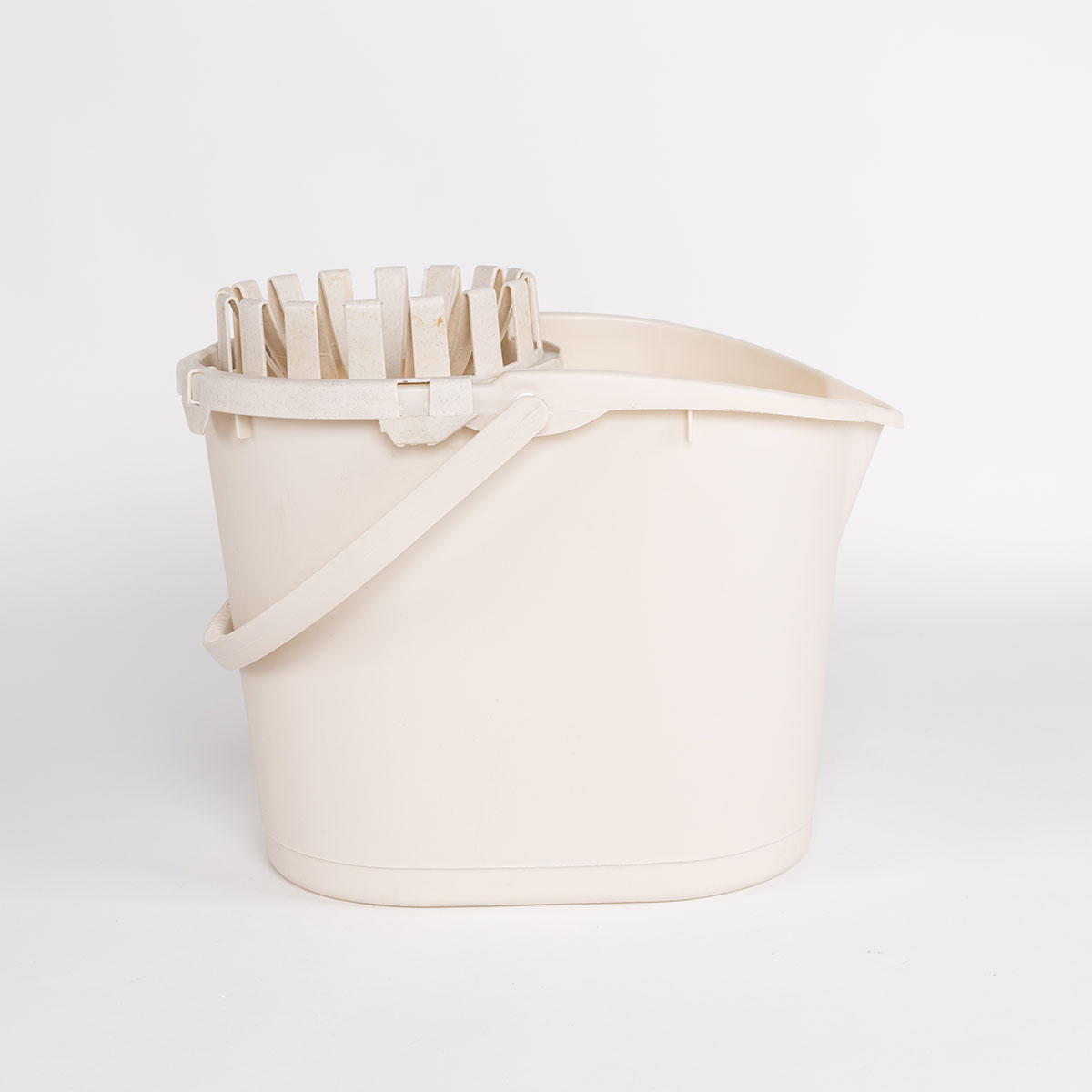 Cubo con exprimidor beige 16L