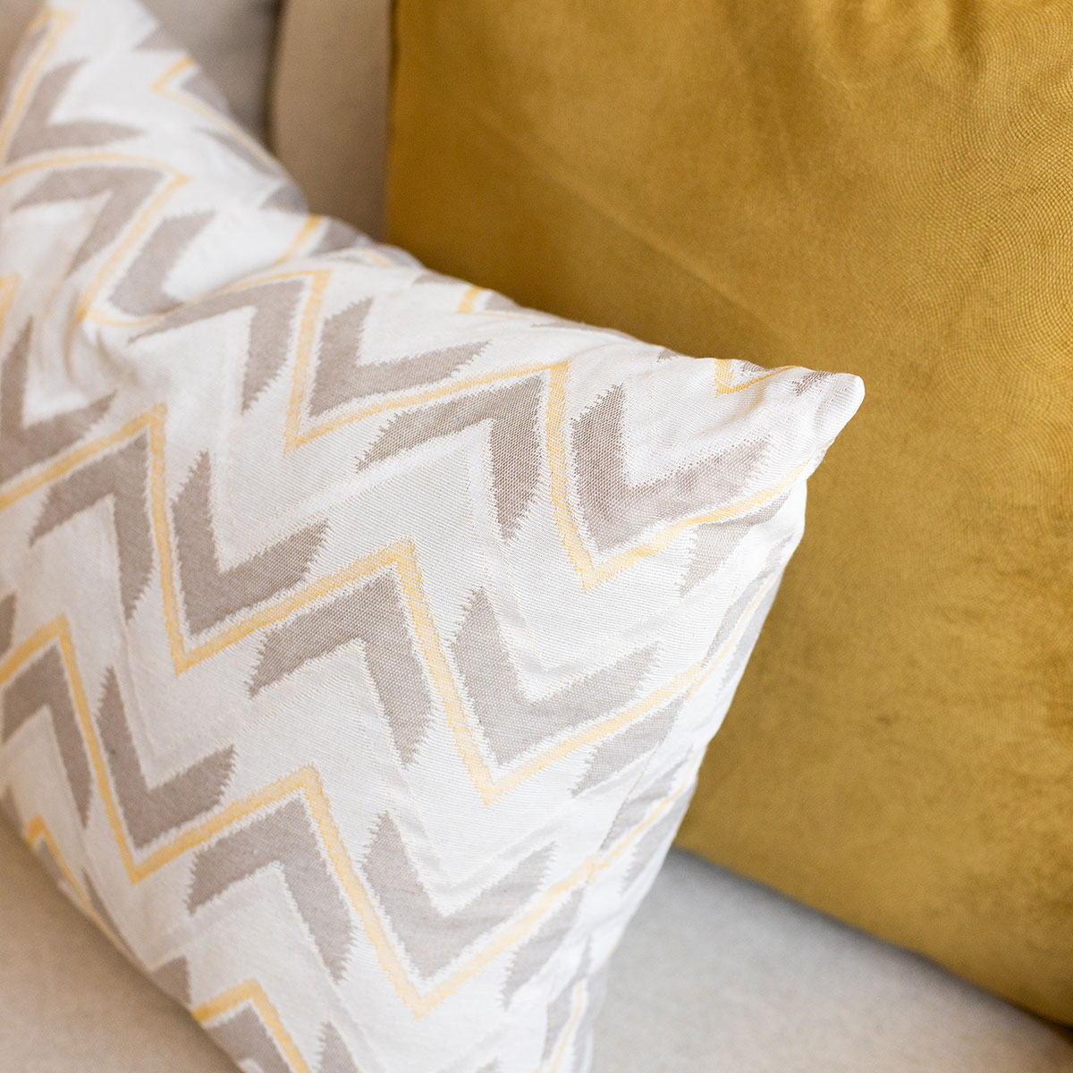 Almohada VIBES amarillo y beige 45x60cm