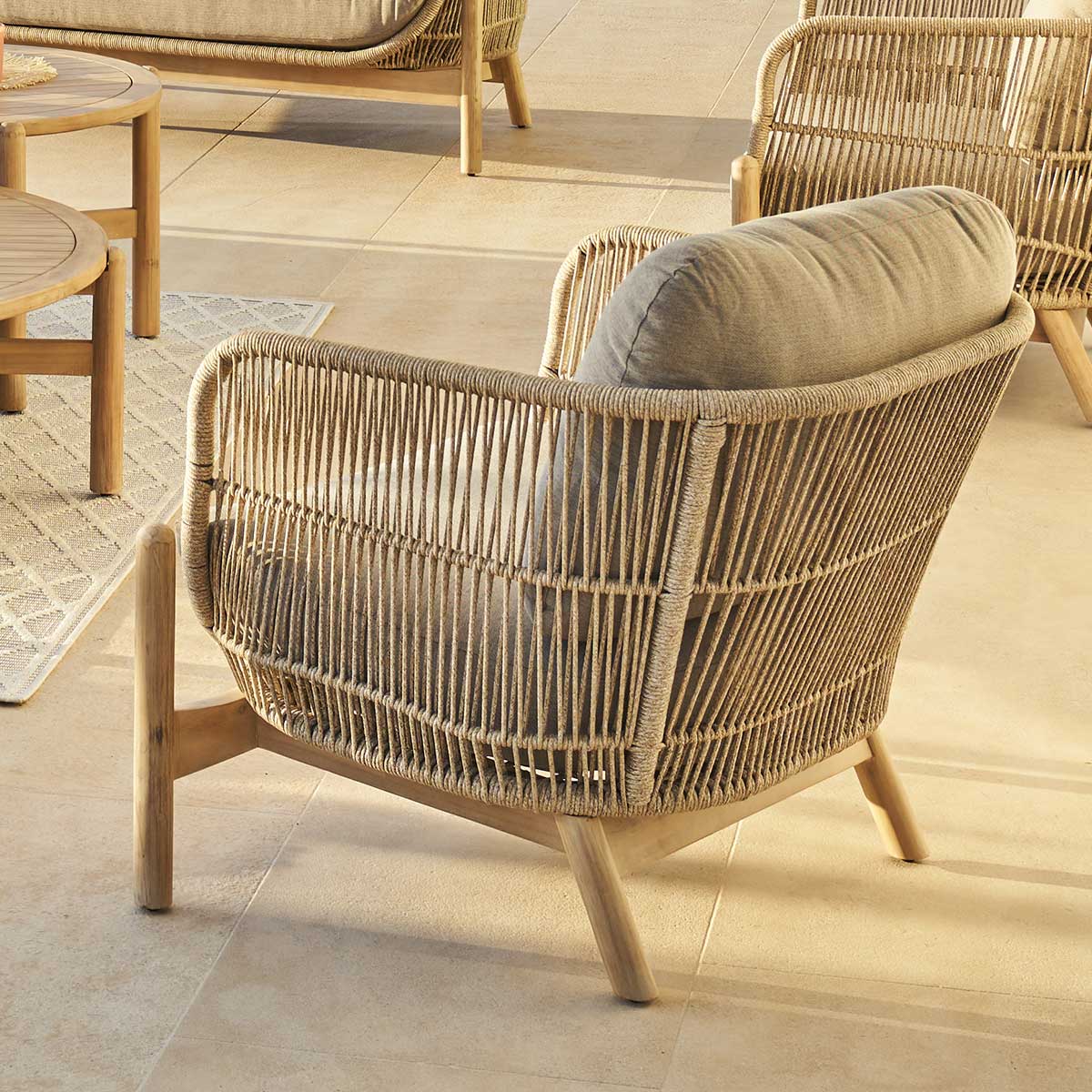 Sill&oacute;n DEONA gris pardo de madera de acacia