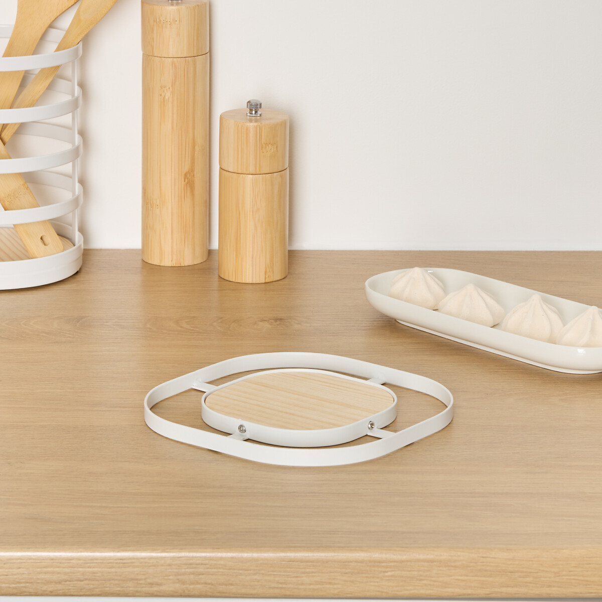 Salvamantel blanco de acero y madera 17cm