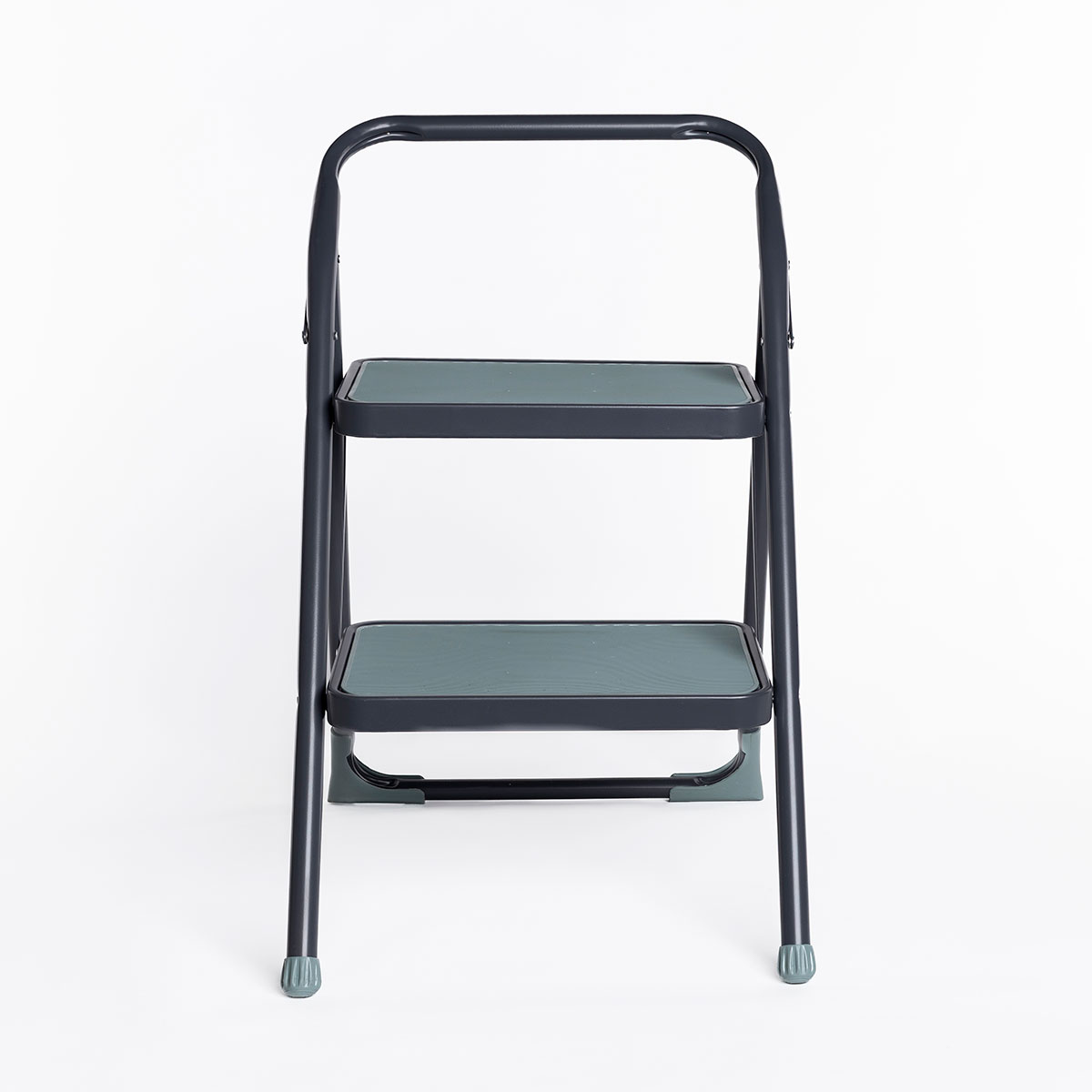 Escalera gris de metal con 2 pelda&ntilde;os