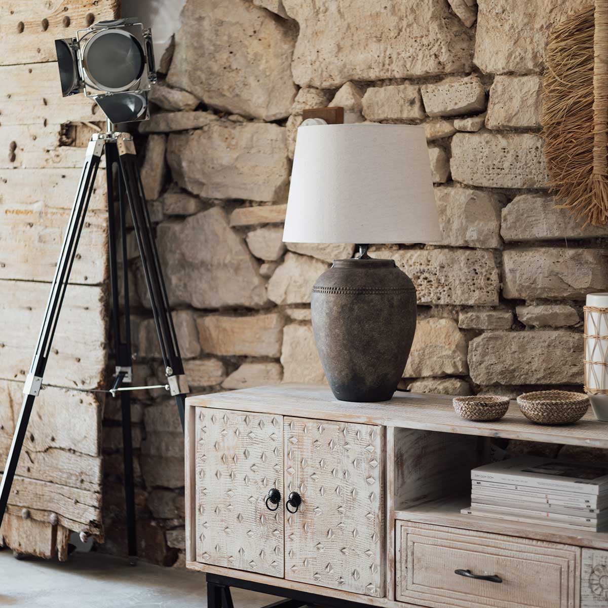 Candeeiro De Chão Tripé Rio Preto E Prateado Em Metal