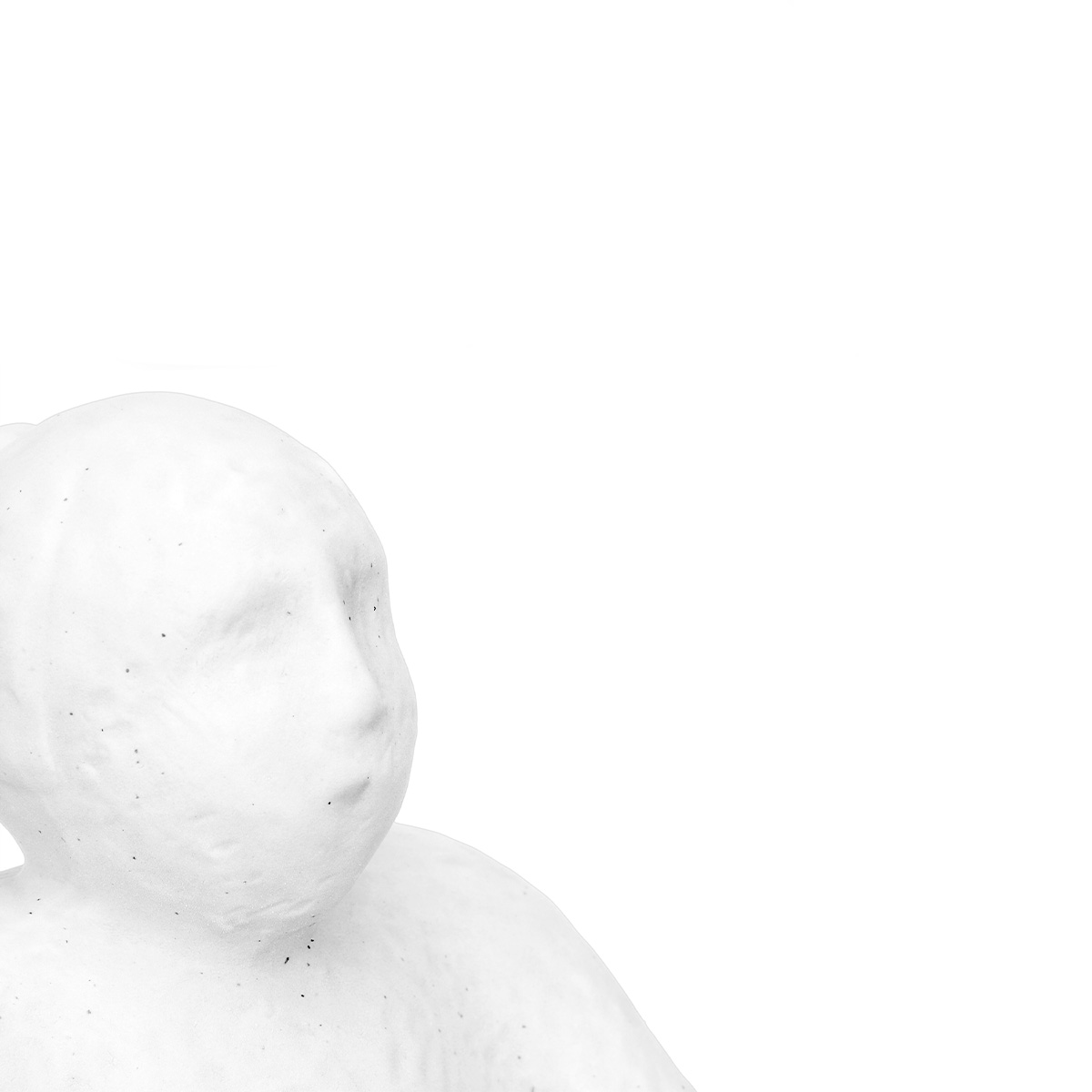 Figura de mujer sentada de cer&aacute;mica blanca