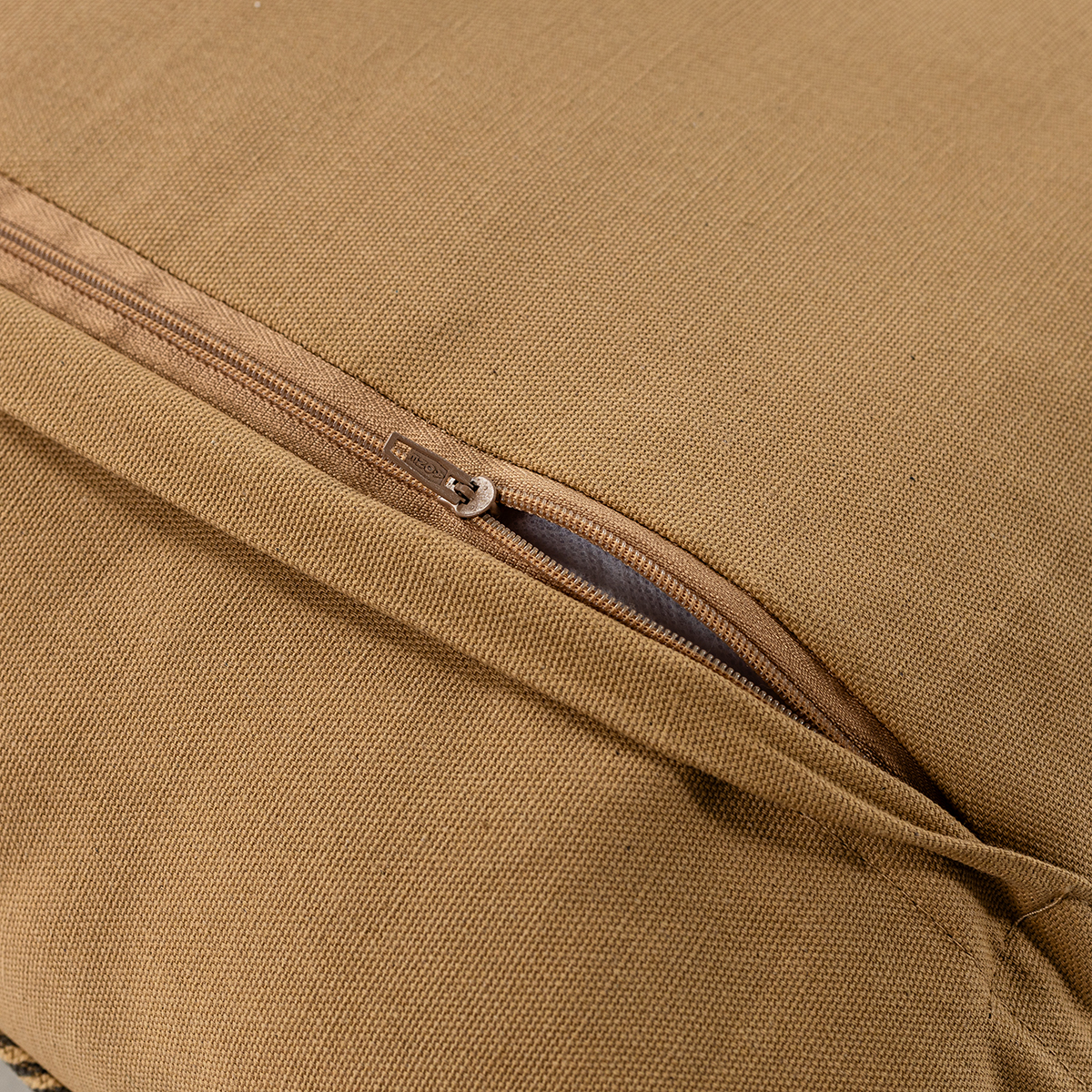 Coj&iacute;n Inuit Crudo Y Negro 40x40cm