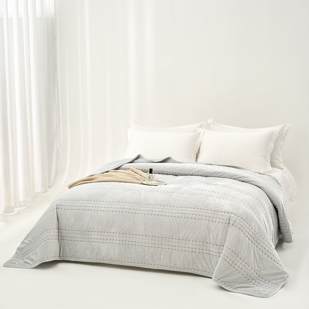 Edredón IVREA gris de terciopelo 220x240cm