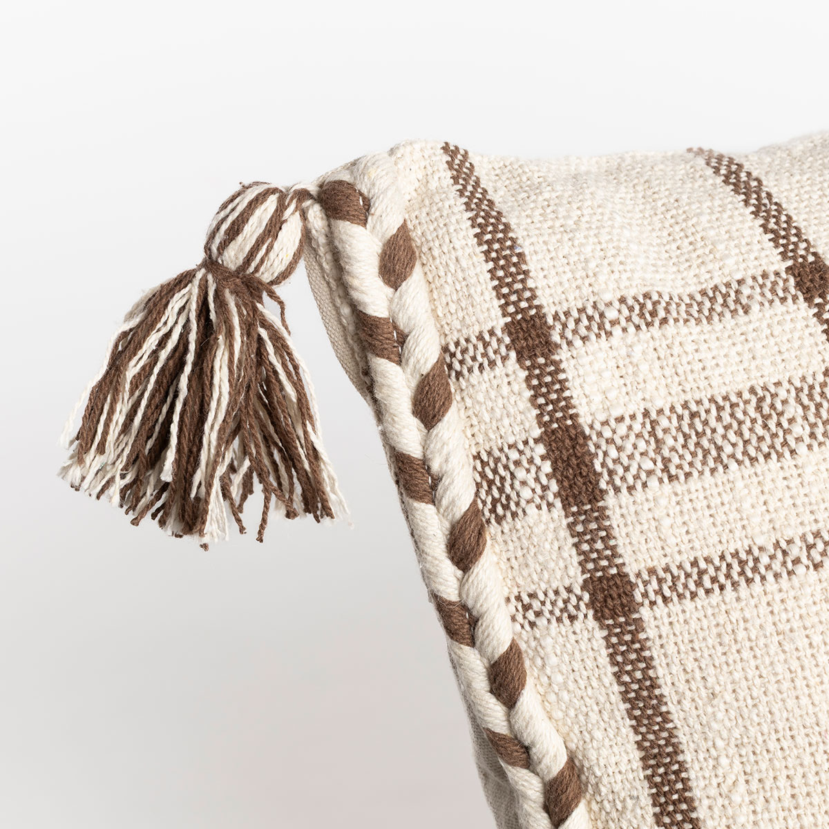 Coj&iacute;n EARTHY con borlas 45x45cm