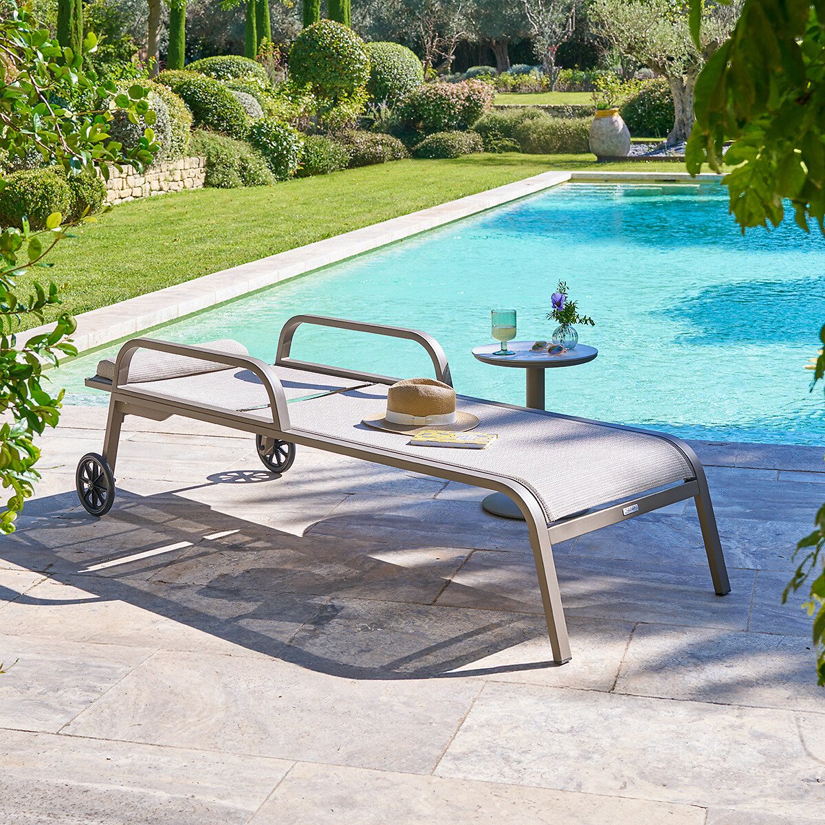 Tumbona OSMALA caf&eacute;