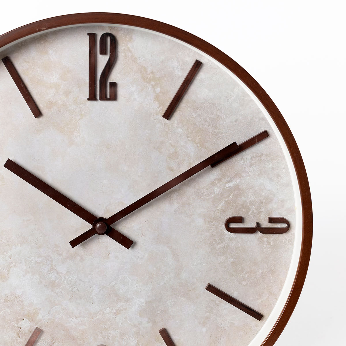 Reloj NELLA marr&oacute;n con efecto travertino D29cm