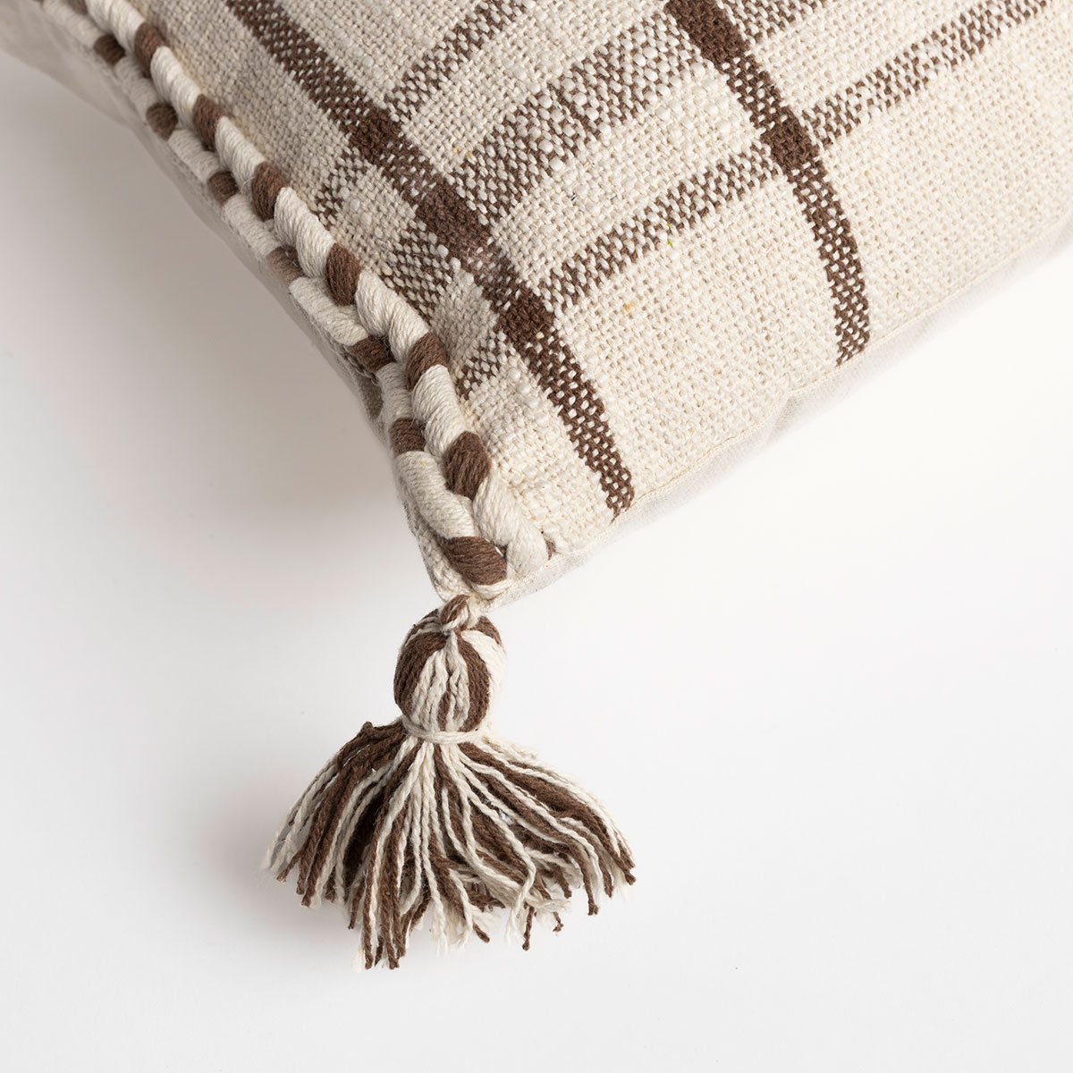 Coj&iacute;n EARTHY con borlas 45x45cm
