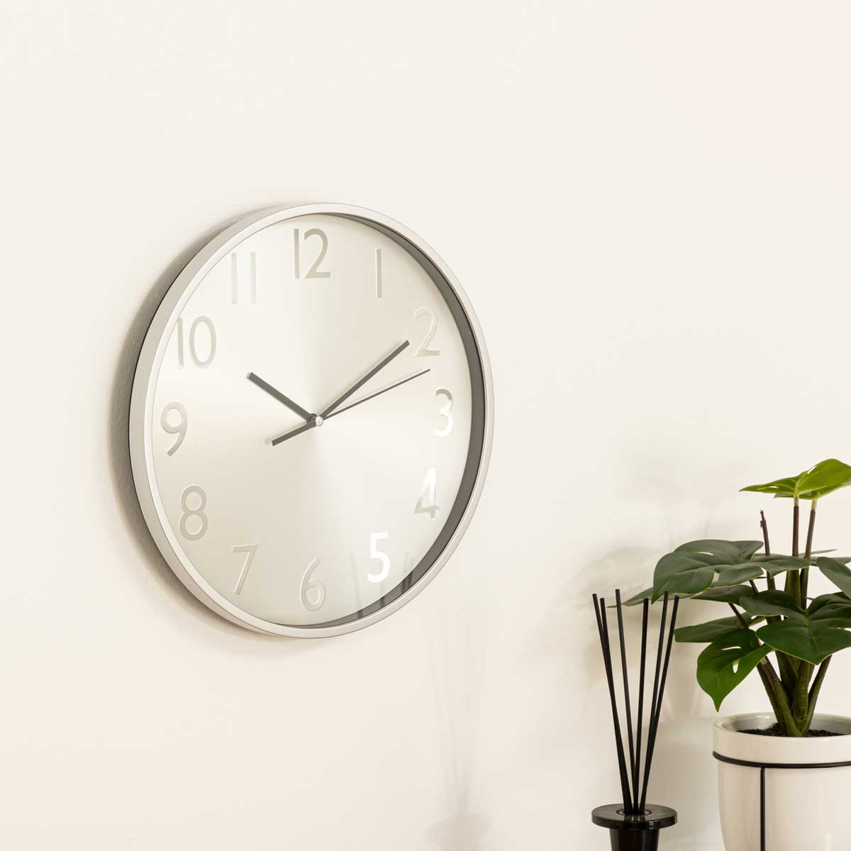 Reloj de pared plástico efecto metalizado