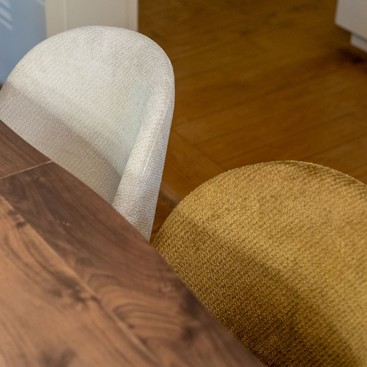 Silla ACCRA de tela ocre