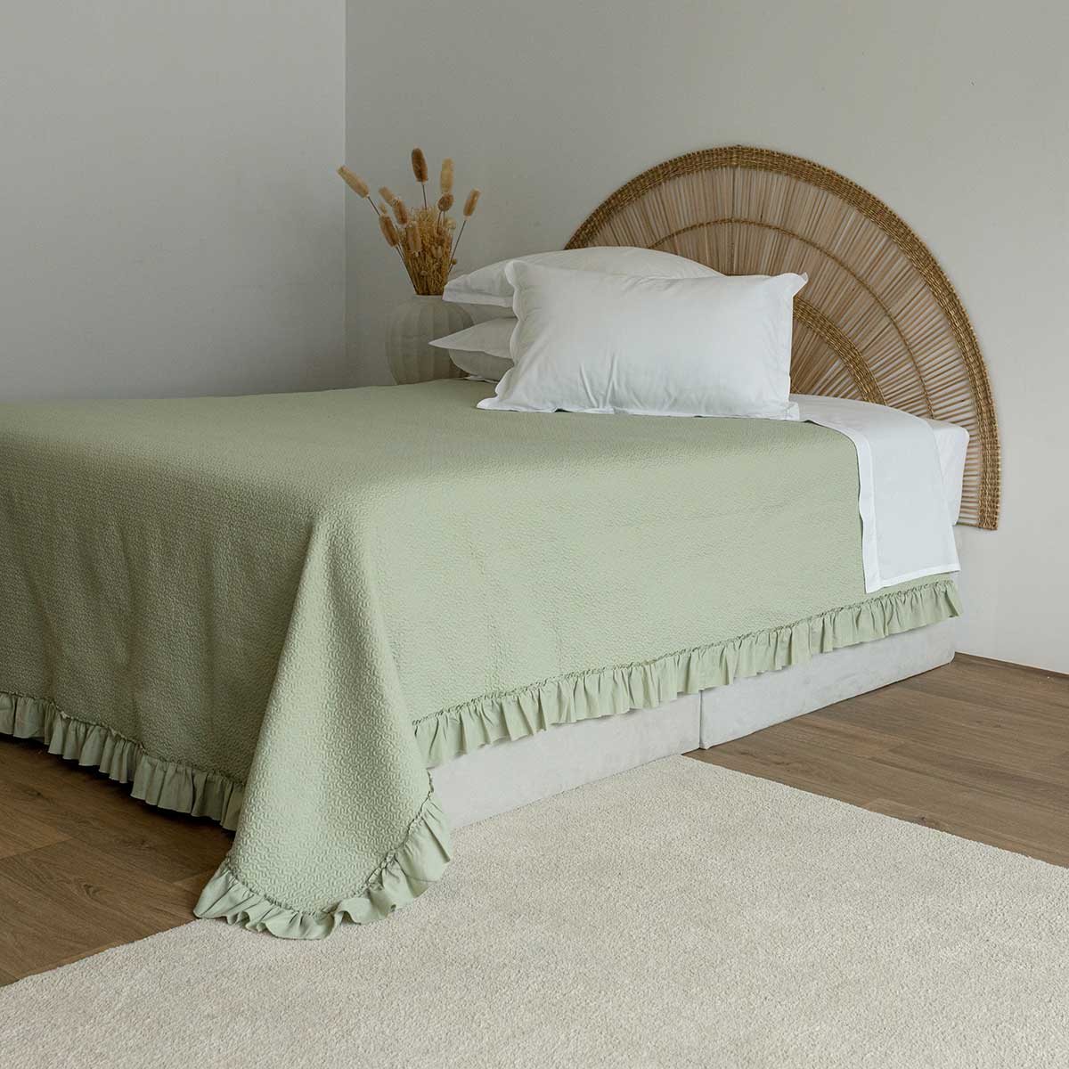 Edredón verde menta con volante 220x240cm