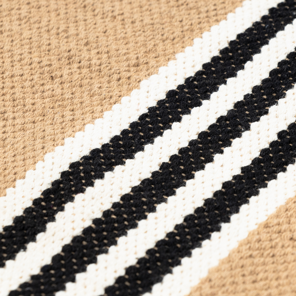 Alfombra Inuit Crudo Y Negro Con Flecos 120x160cm