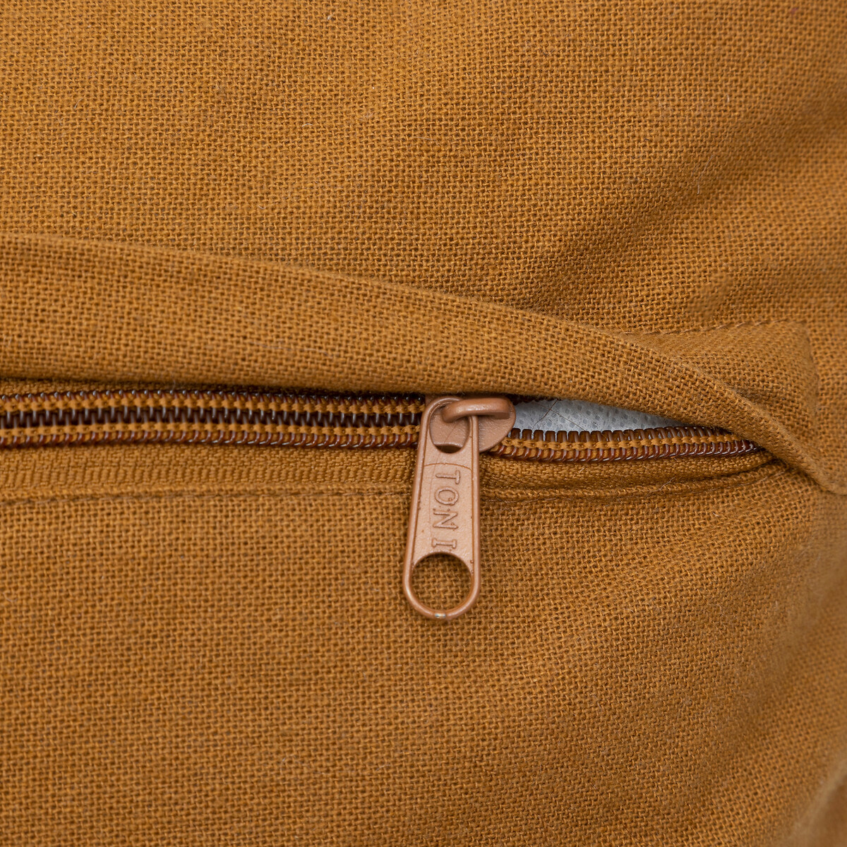 Coj&iacute;n Ocre Con Patch 45x45cm