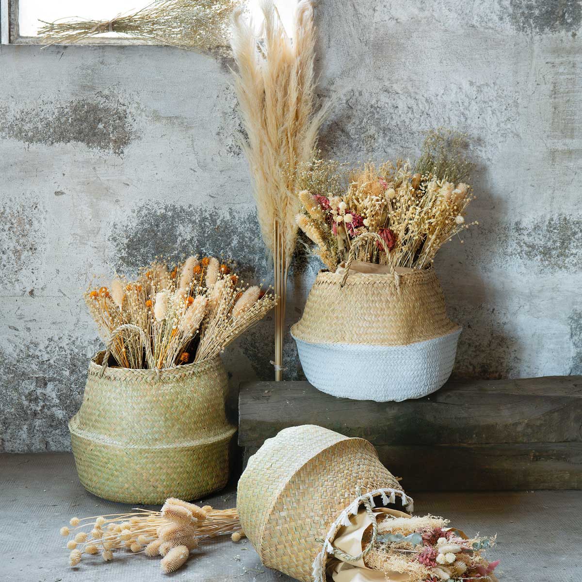 Cesto seagrass natural con pompones y asas