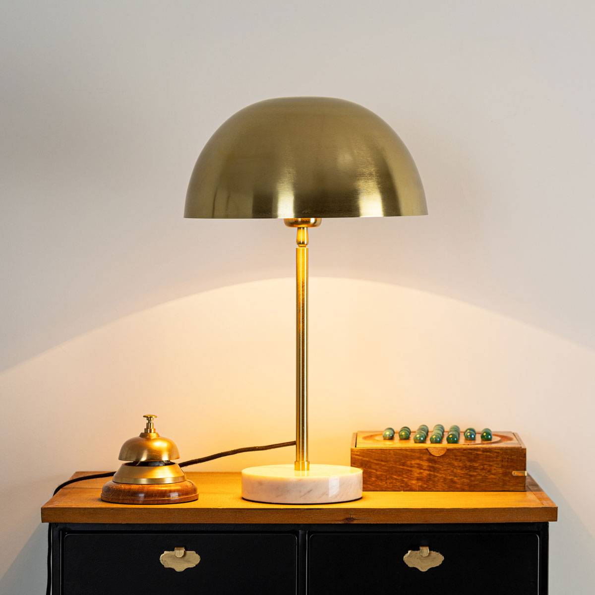 Lámpara De Mesa De Metal Dorada Con Base De Mármol