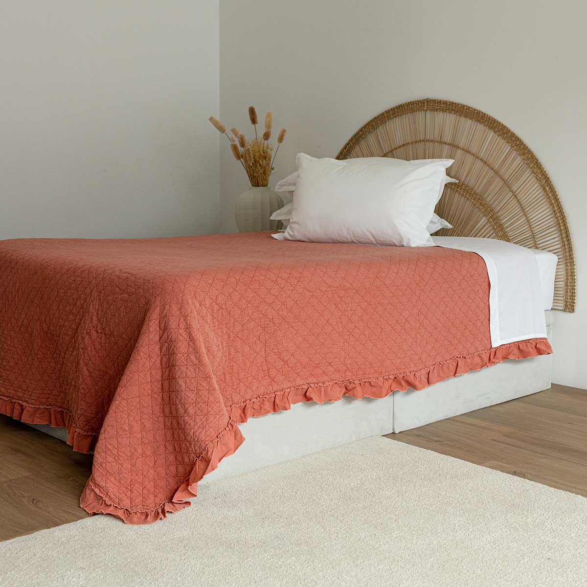 Edredón STONEWASHED terracota con volante 220x240c