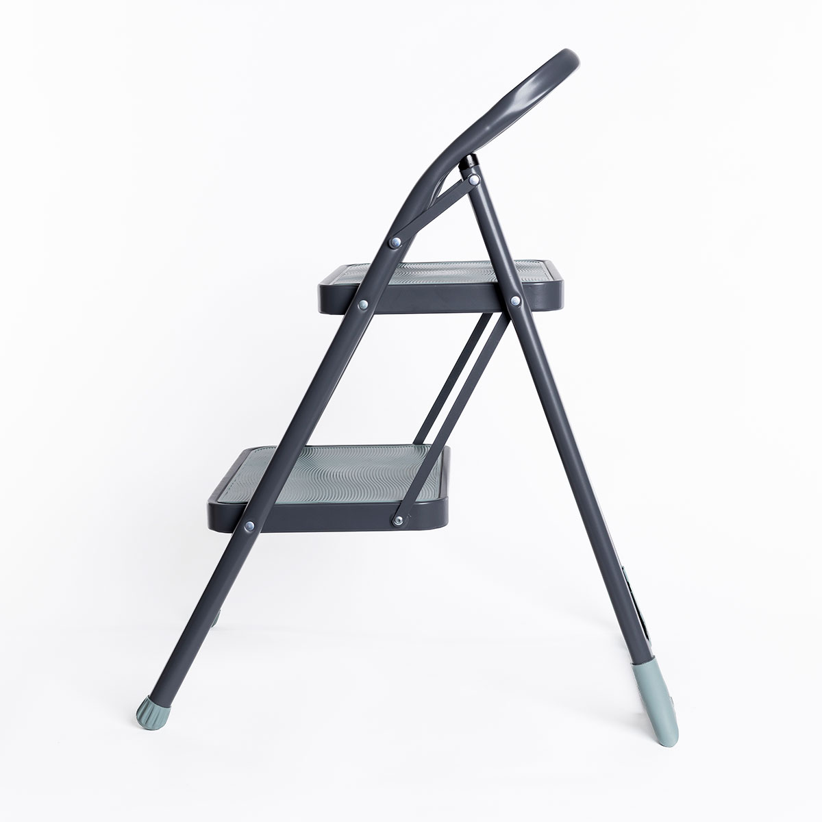 Escalera gris de metal con 2 pelda&ntilde;os