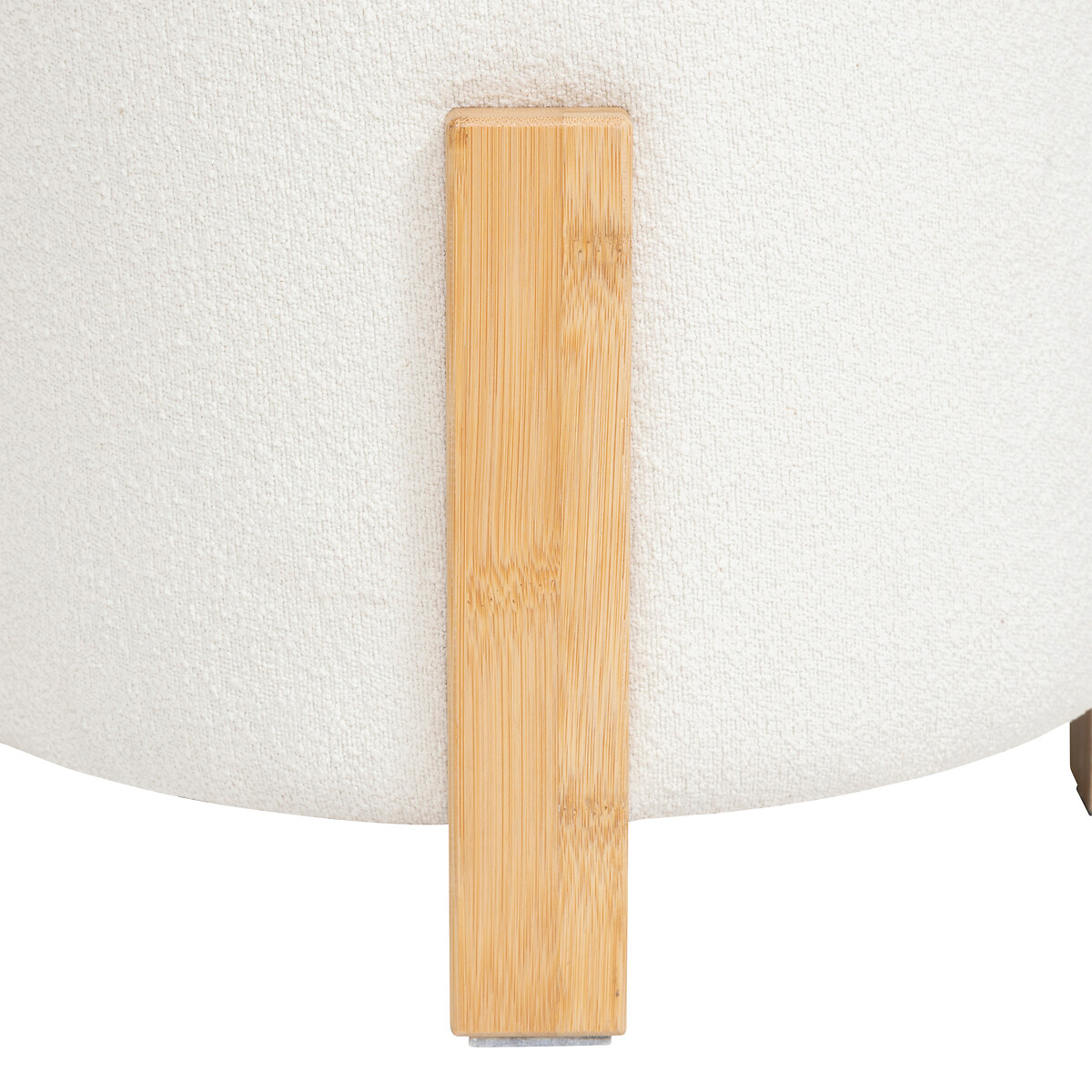 Taburete BANSA blanco con patas de bambú
