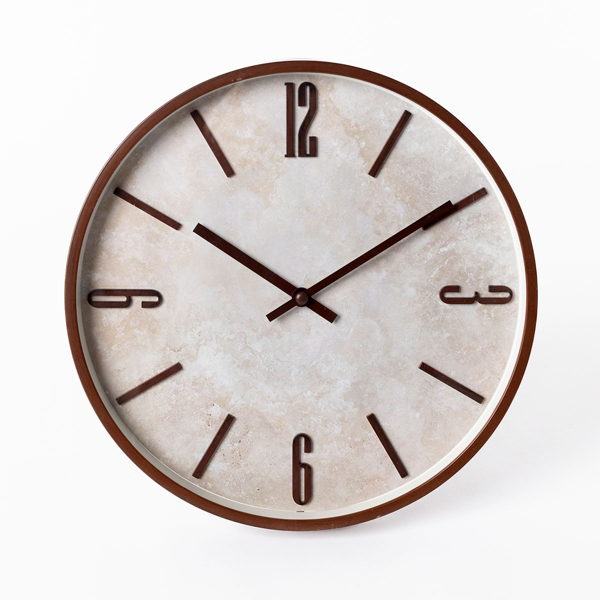 Reloj NELLA marr&oacute;n con efecto travertino D29cm