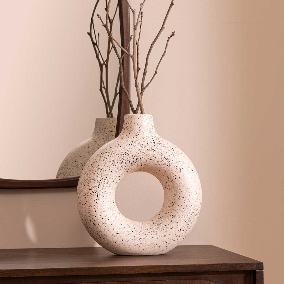 Jarr&oacute;n De Cer&aacute;mica Blanca Con Lunares Negros 30cm