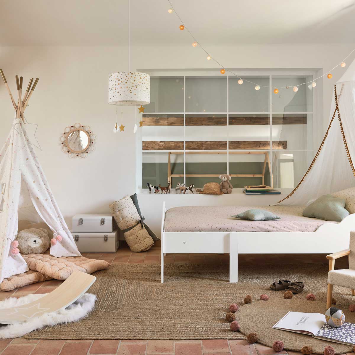 Espejo POMME beige de ratán con pompones 38cm