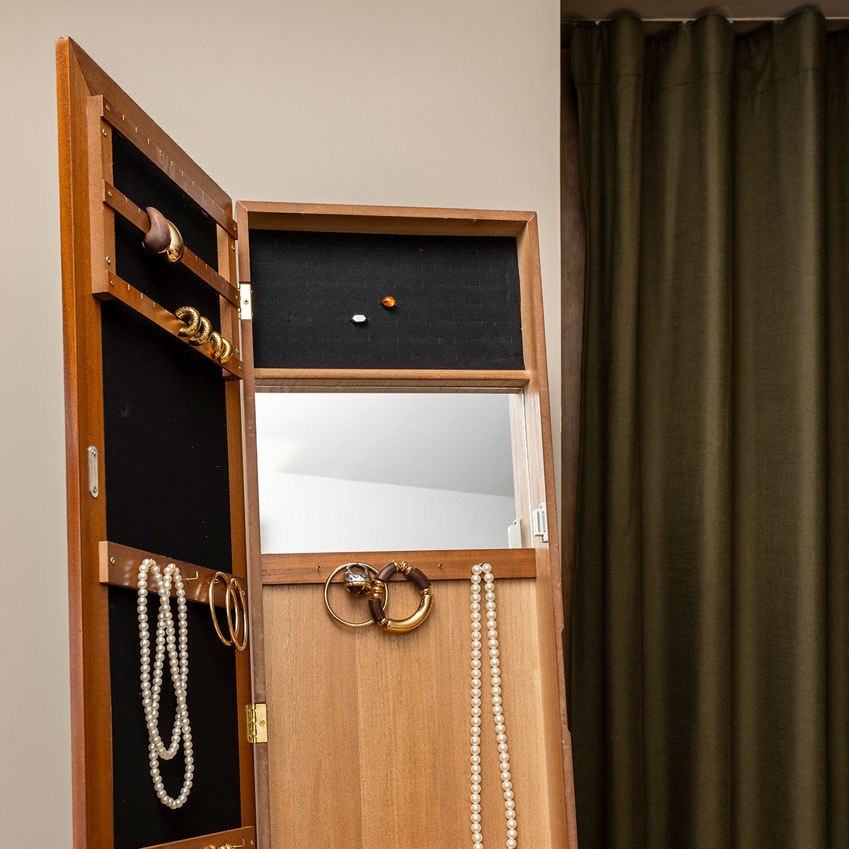 Espejo de pie VIVIA con joyero marr&oacute;n