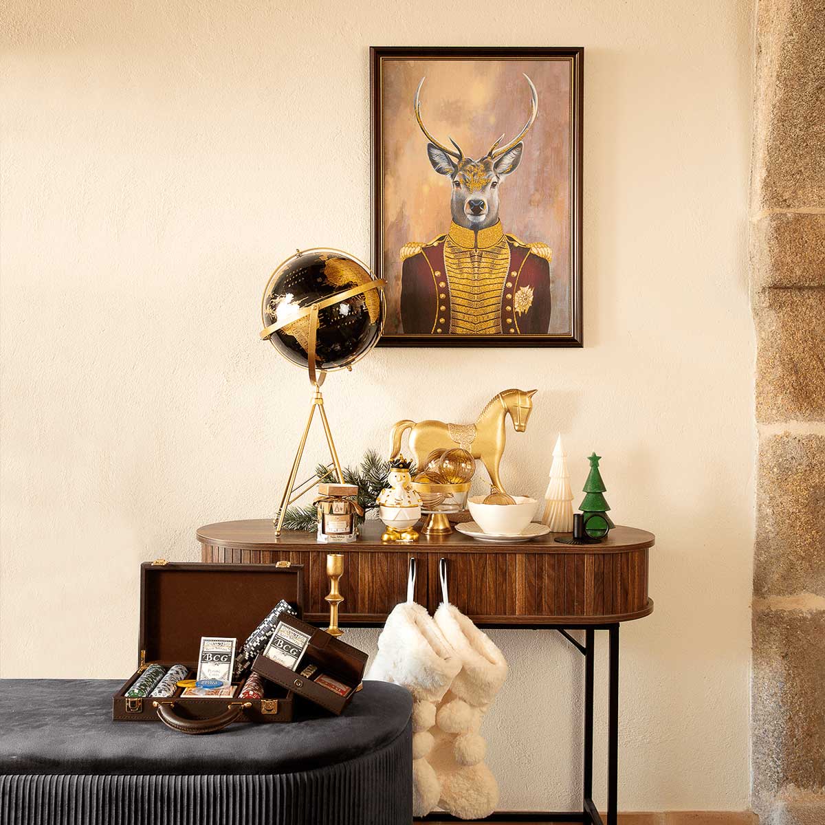 Caballo decorativo de madera dorado