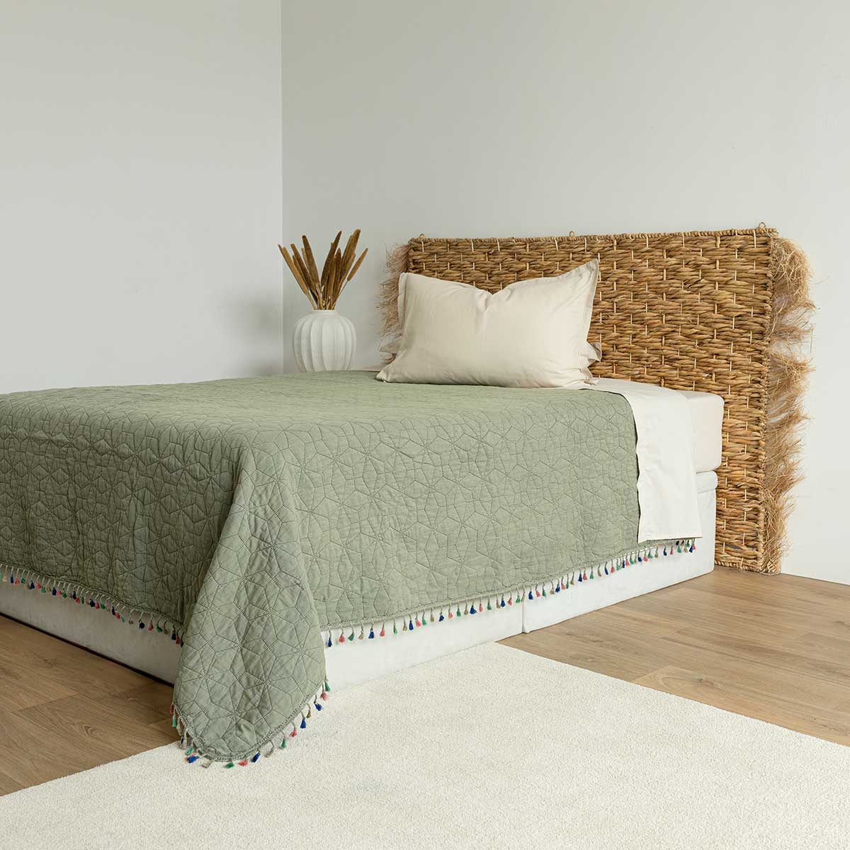 Colcha STONEWASHED verde con flecos 220x240cm