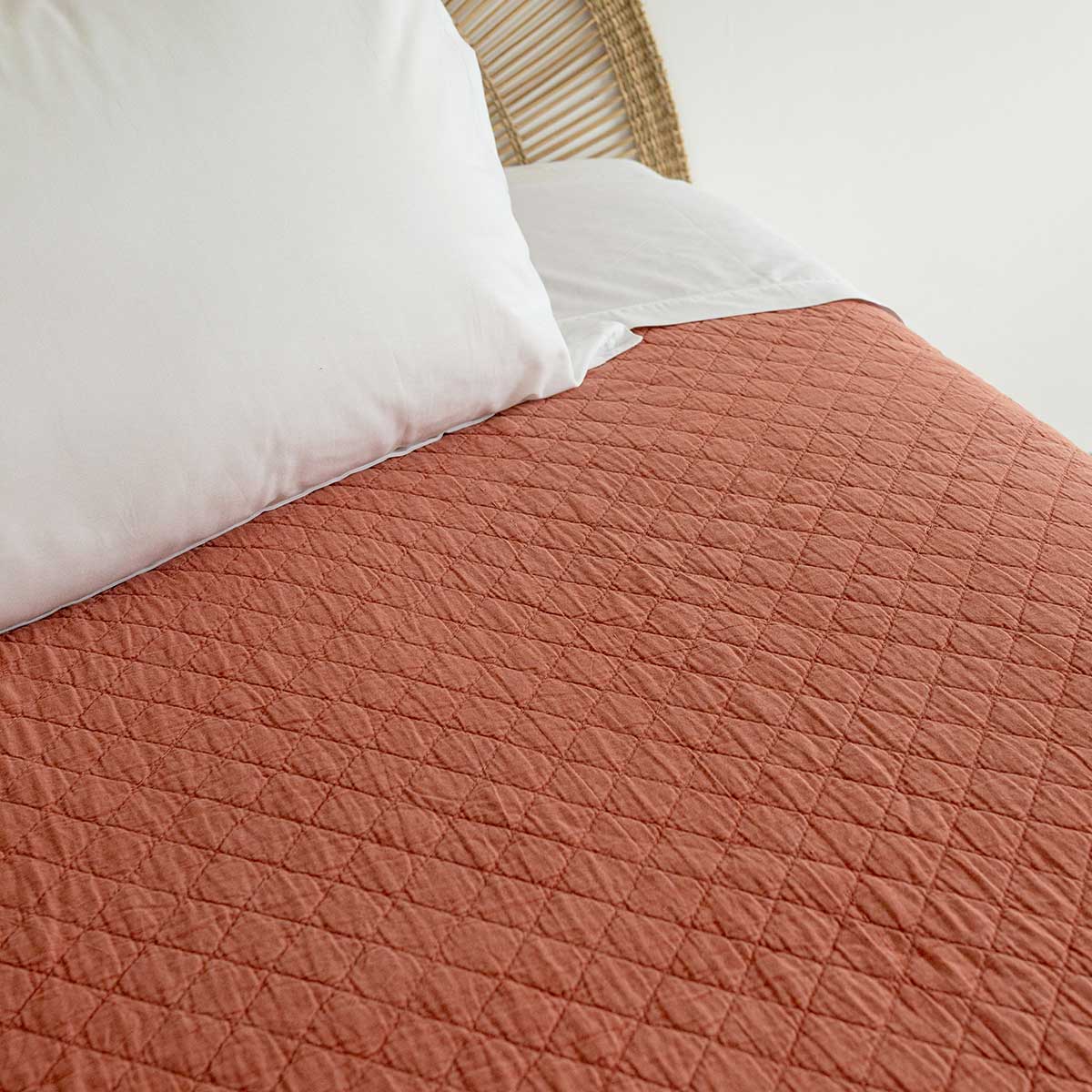 Edredón STONEWASHED terracota con volante 220x240c