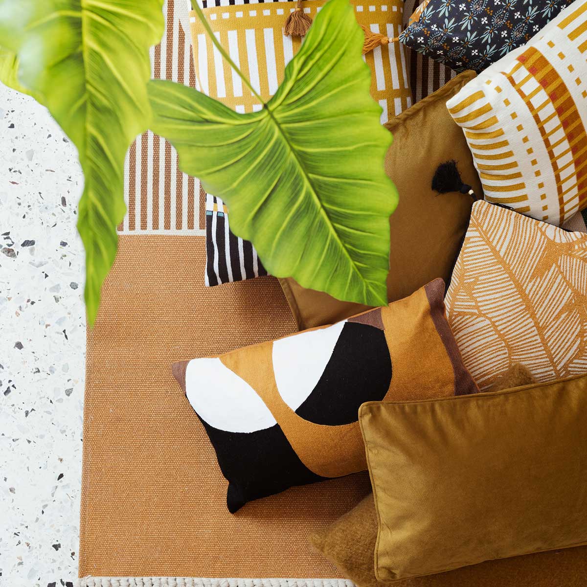 Cojín Bordado Ocre 30x50Cm