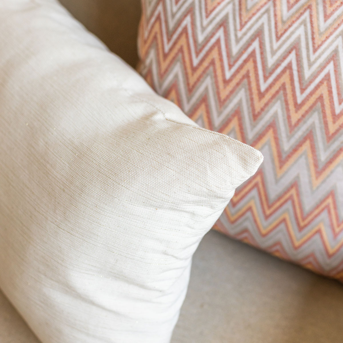 Coj&iacute;n decorativo GLOW crudo  45x60cm