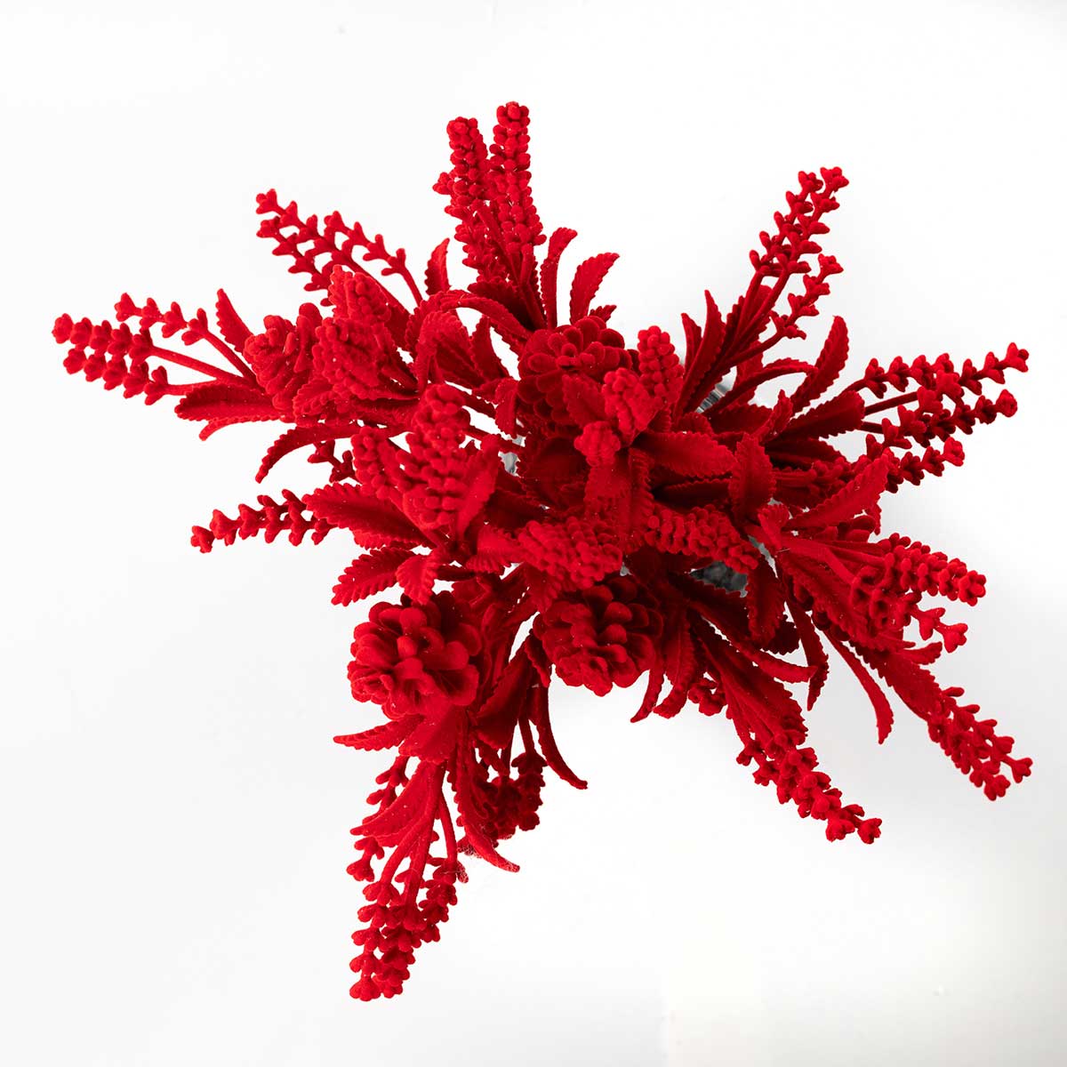 Rama con pi&ntilde;as rojo efecto terciopelo 30cm