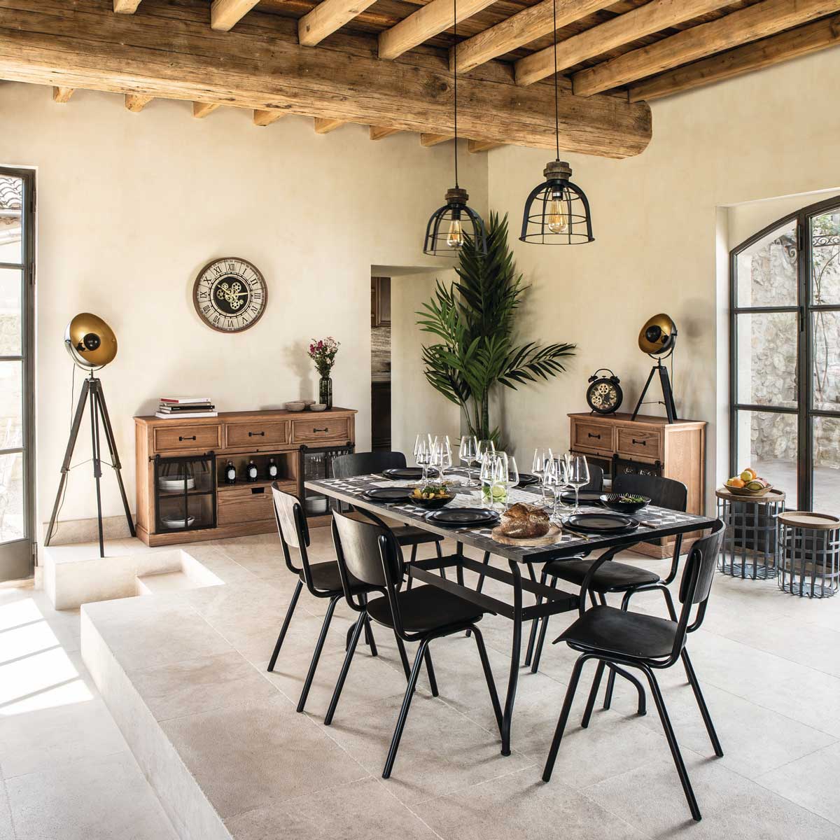 Candeeiro De Ch&atilde;o Lahti Preto E Dourado Com Trip&eacute;