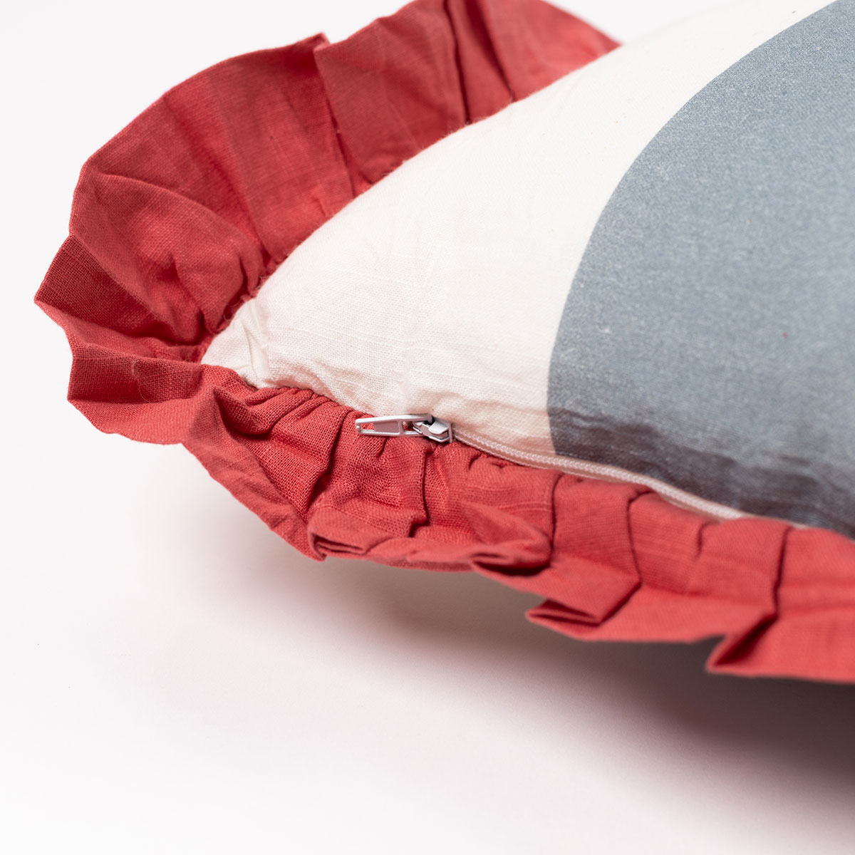 Almohada Yucatan Rayas Con Volados Rosa