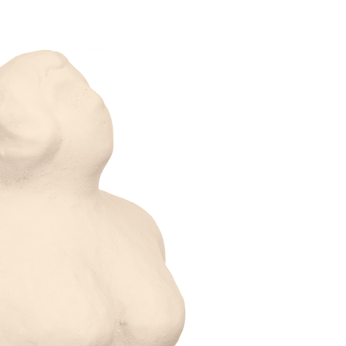 Estatua beige forma de mujer de cerámica