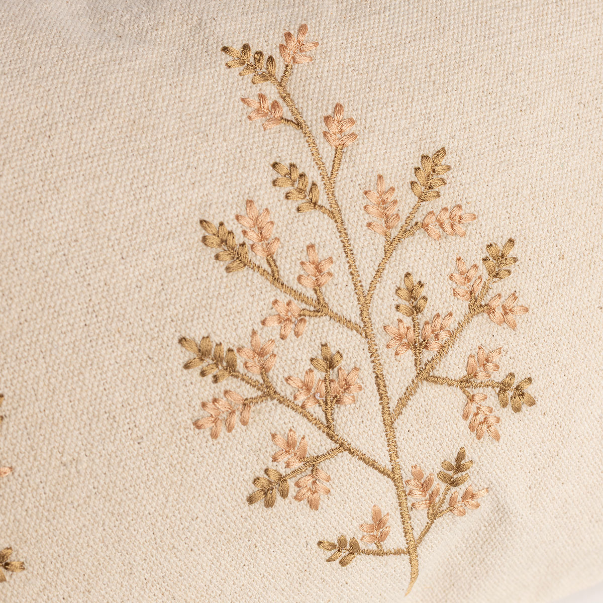 Almohada bordada BELLE con flores 30x50cm