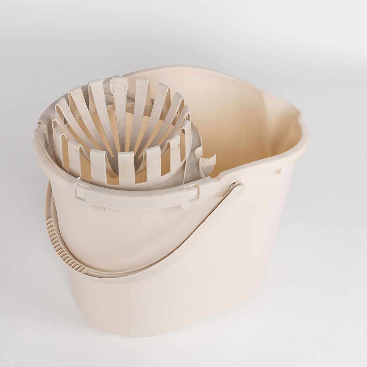 Cubo con exprimidor beige 16L