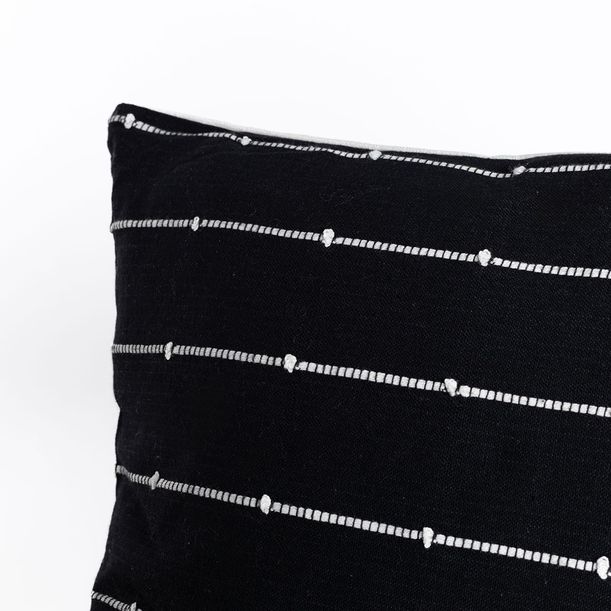 Coj&iacute;n LINECHIC negro de algod&oacute;n 45x45cm