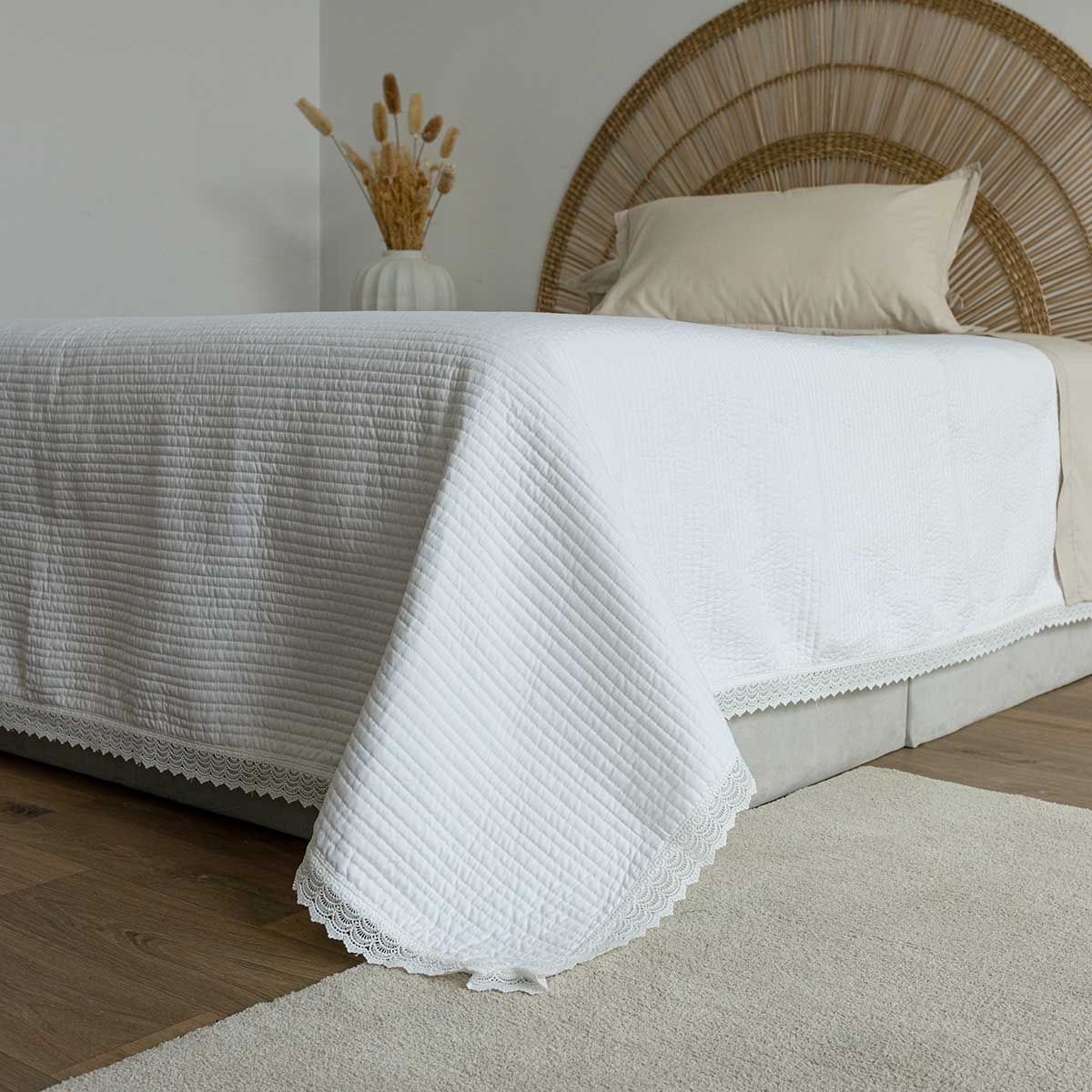Edredón blanco con volante de encaje 220x240cm